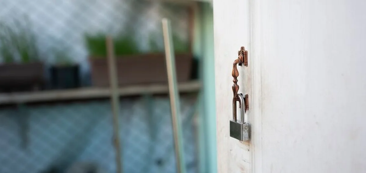 Zamek na drzwiach domu z tekstem miejsc kopiowania