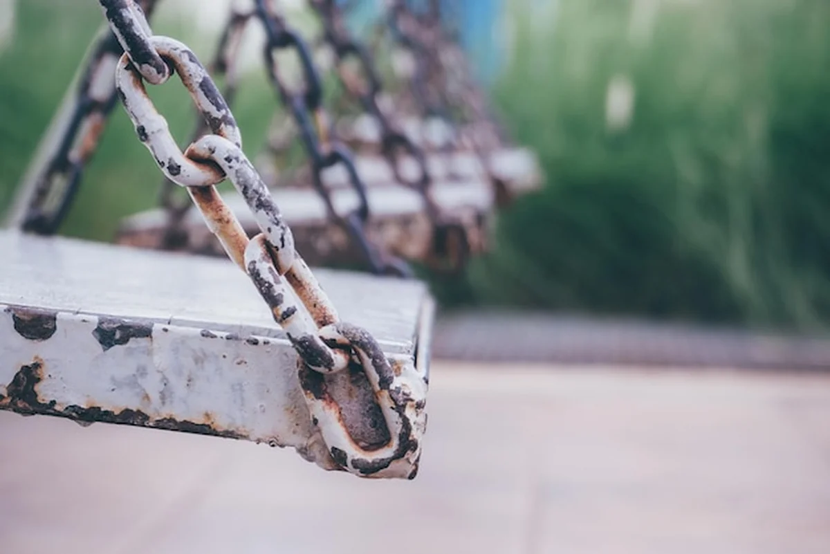 Stara drewniana huśtawka w parku