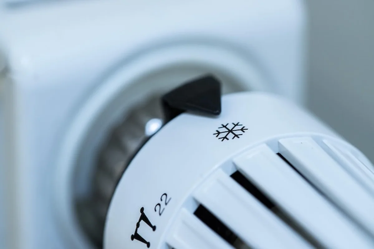 Regulator ciepła na grzejniku z bliska