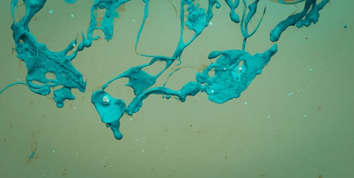 Abstrakcyjne wirujące wzory w odcieniach turkusu