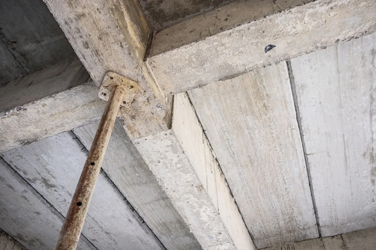 Budynek w budowie z żelbetowymi belkami nośnymi