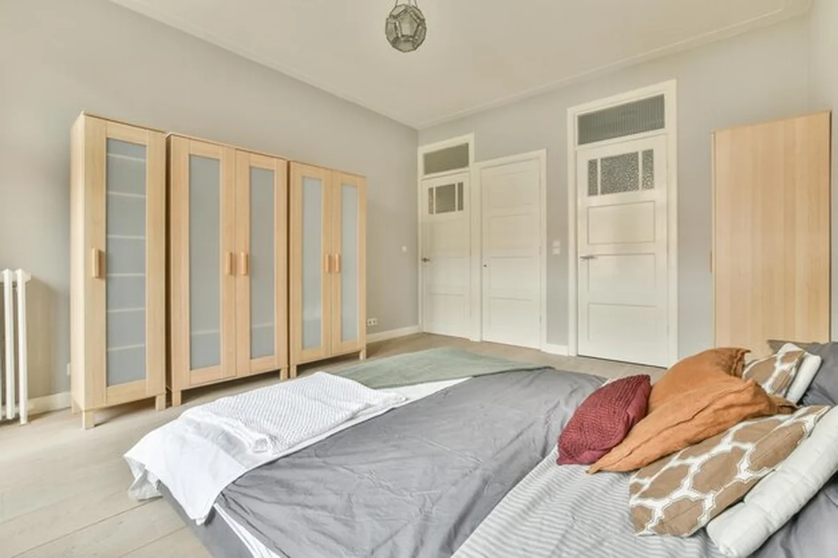 Luksusowe łóżko w stylowej sypialni