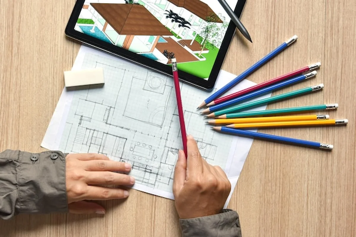 Tablet z rysunkiem architektonicznym i planem budynku