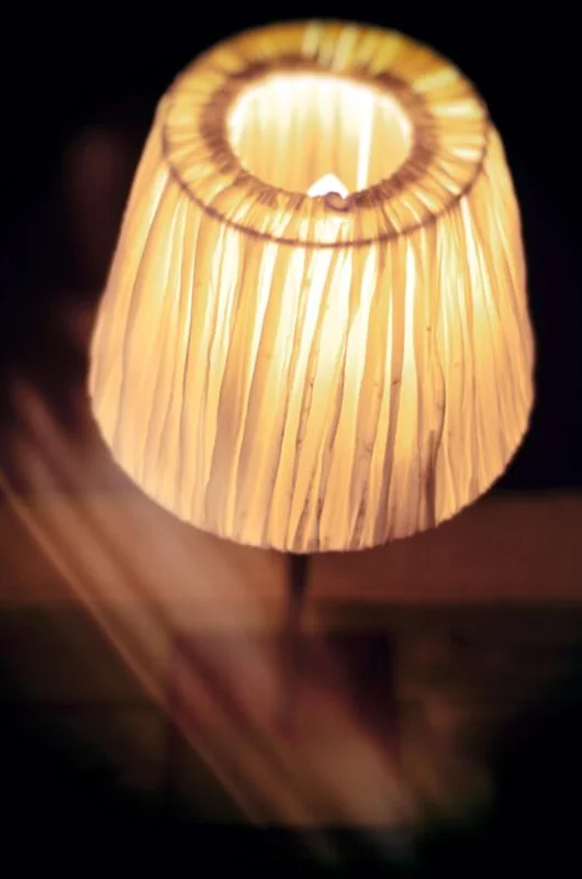 Zbliżenie oświetlonej żarówki