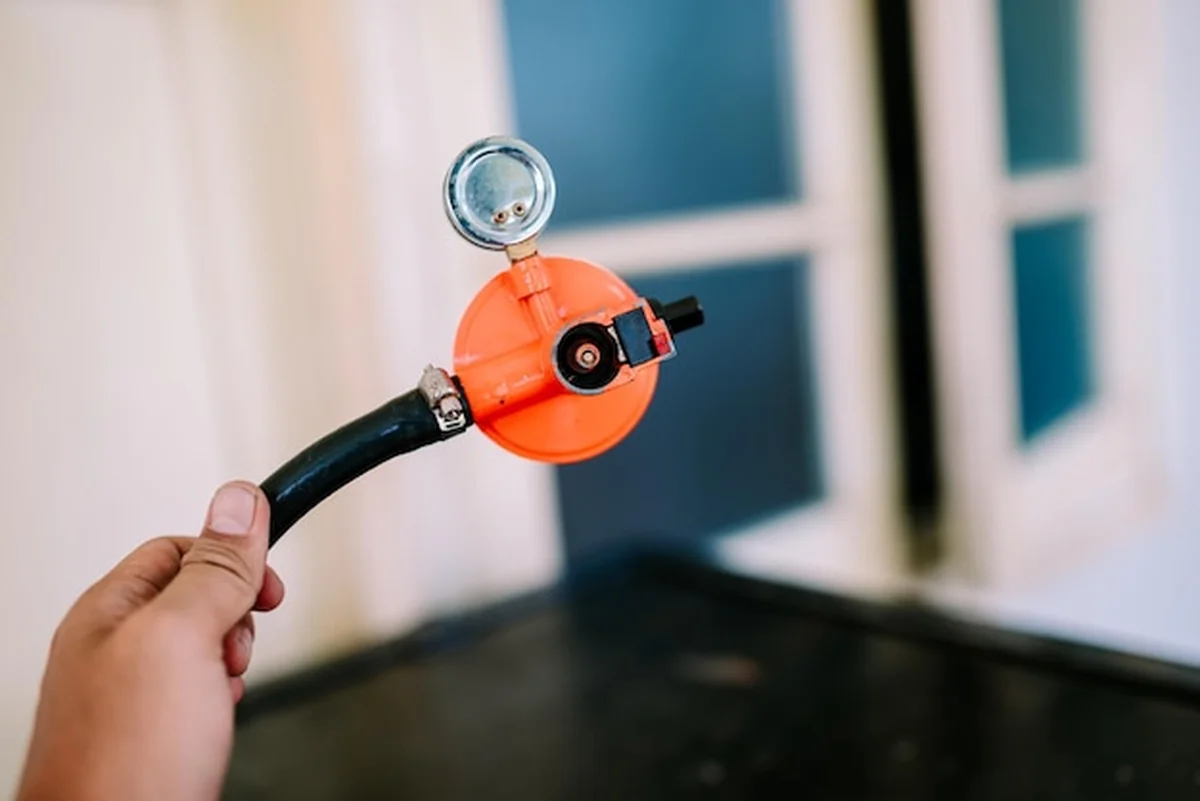 Regulator cylindra gazowego z zaworami i wskaźnikami