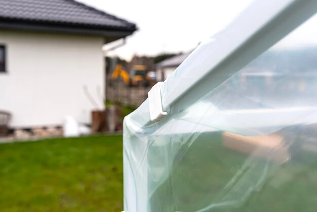 Zmontowana szklarnia z aluminiowej ramy i grubej folii