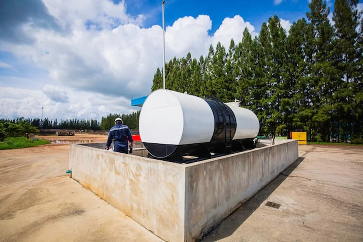 Biały zbiornik poziomy na olej opałowy