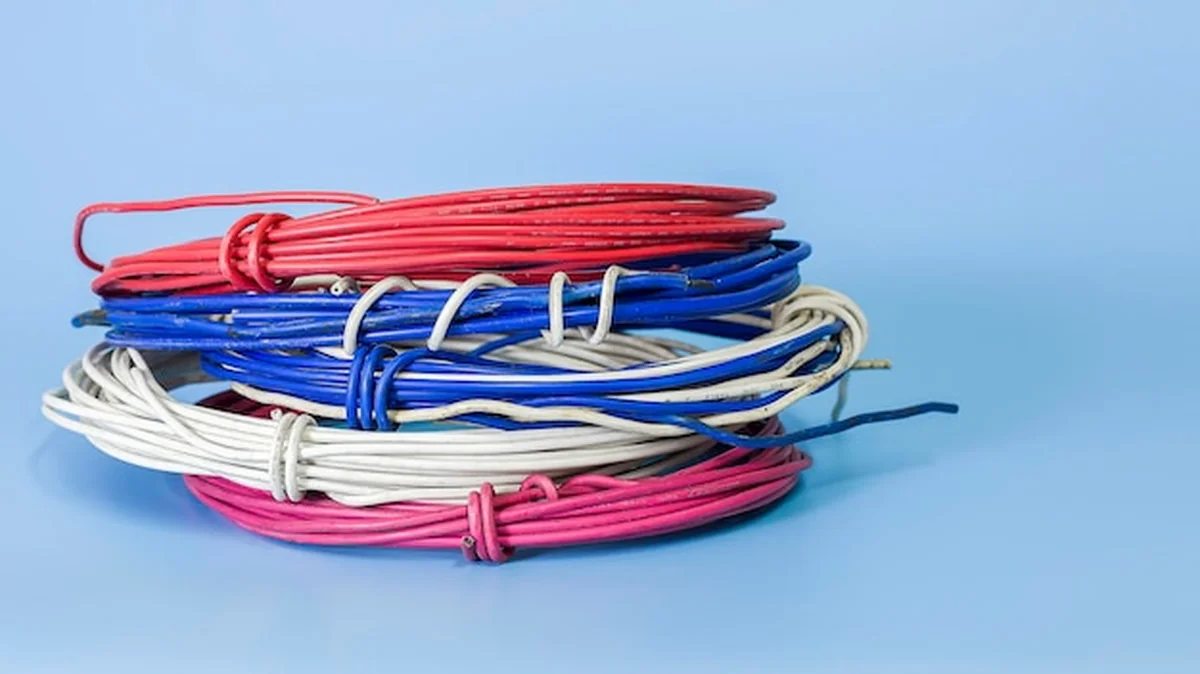 Stare przewody poddawane recyklingowi po instalacji elektrycznej