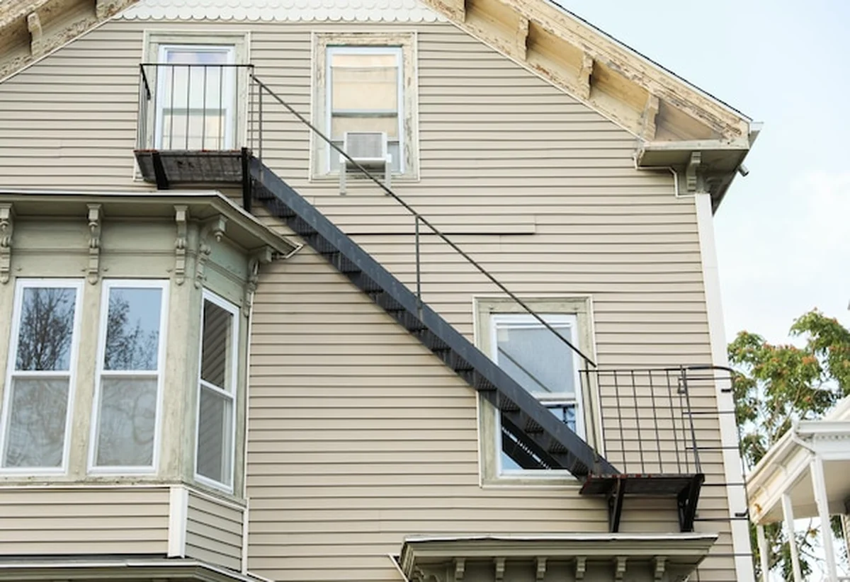 Awaryjna drabina ewakuacyjna na zewnątrz domu