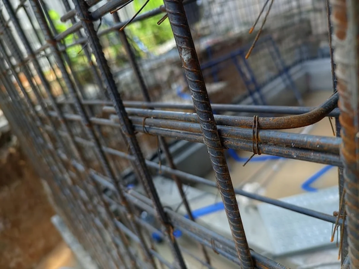 Miejsce budowy z betonowym fundamentem i stalowymi prętami