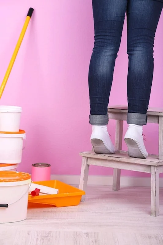 Prace naprawcze w pokoju