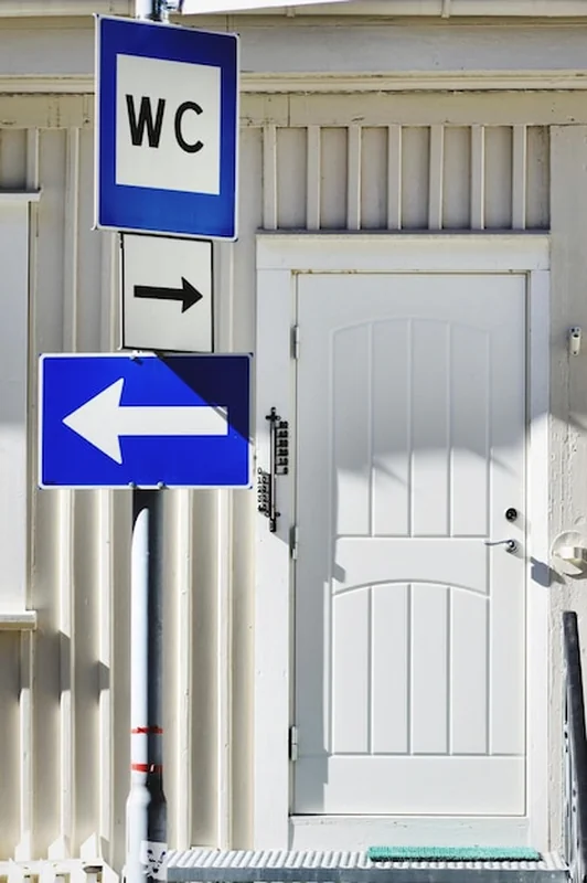 Znak informacyjny przeciwko budynkowi