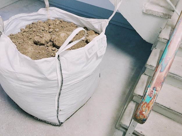 Gotowy beton w workach na fundament – co warto wiedzieć?