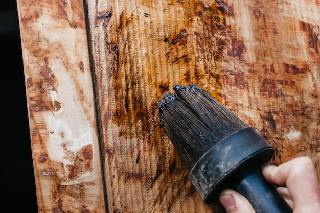 Jak usunąć ciemną bejcę z drewna? Sprawdź skuteczne metody