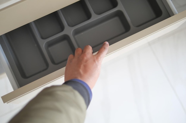 Jak wyjąć szufladę z prowadnic bocznych? Instrukcja krok po kroku