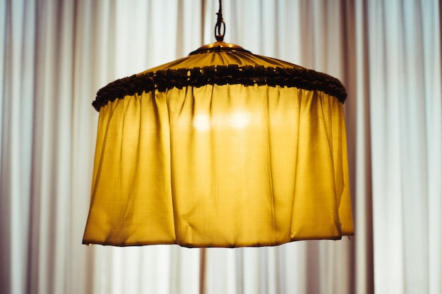 Jak zrobić abażur z firanki? DIY do twojego domu